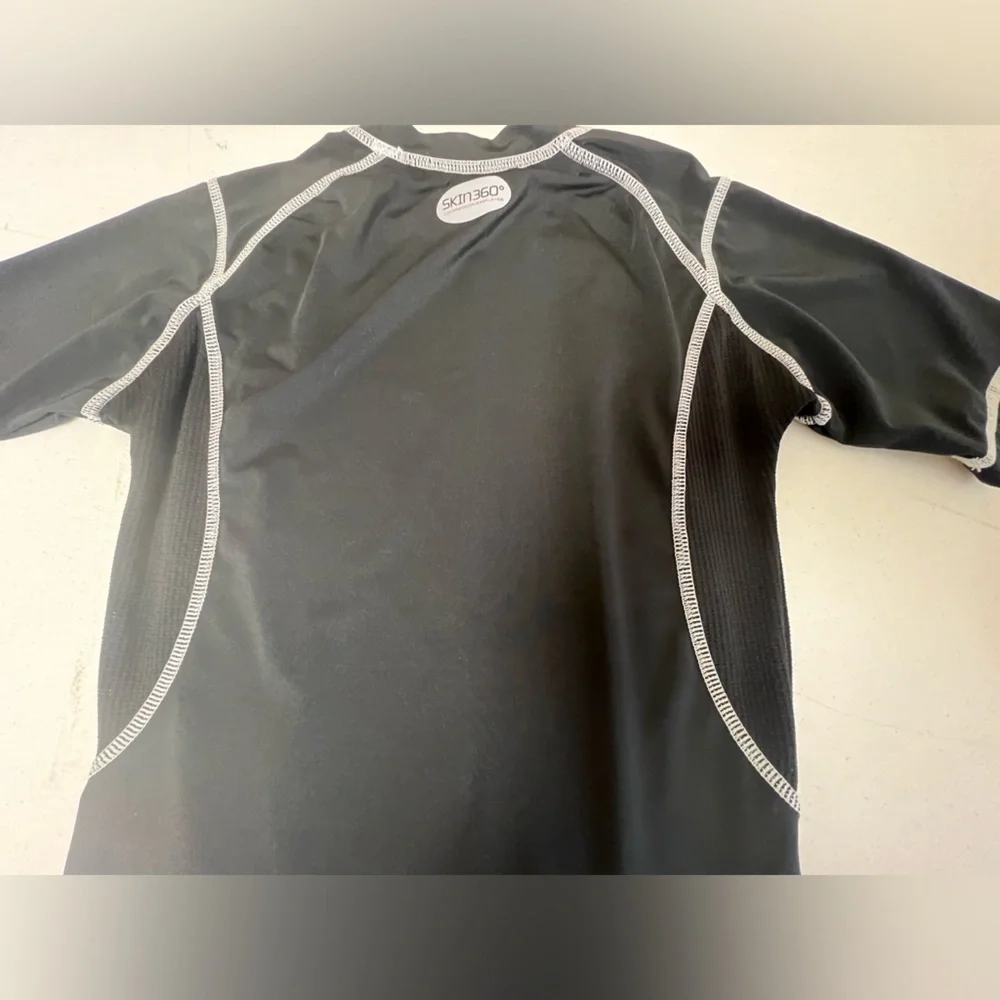 SKIN 360 BOYS BLACK SHORT SLEEVE TOP W/WHITE STITCHING. AGE 13-14. .